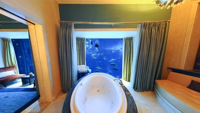 Với đủ phòng ngủ cho 5 khách, 2 khu phòng dưới nước - Poseidon và Neptune - có cửa kính lớn, tạo cho du khách cảm giác như đang ở dưới biển sâu. Ảnh: Atlantis Resort.