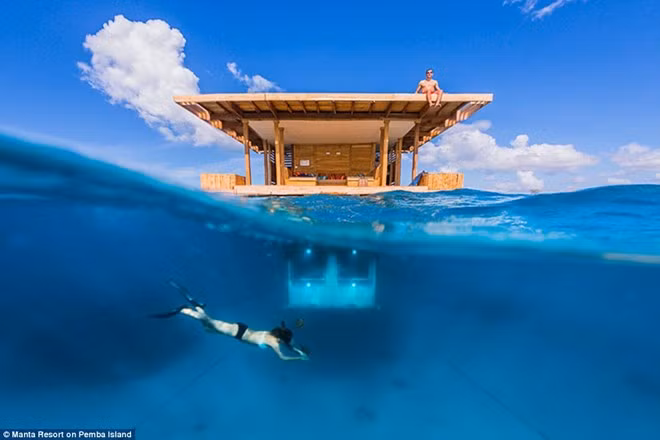 Khu nghỉ dưỡng Manta Resort, đảo Pemba, Zanzibar: Phòng khách sạn dưới nước đầu tiên của châu Phi nằm ở độ sâu 4 m trong lòng Ấn Độ Dương. Nghỉ ngơi ở phòng khách sạn này, du khách có thể ngắm các loài sinh vật biển bơi lội xung quanh. Ảnh: Daily Mail.