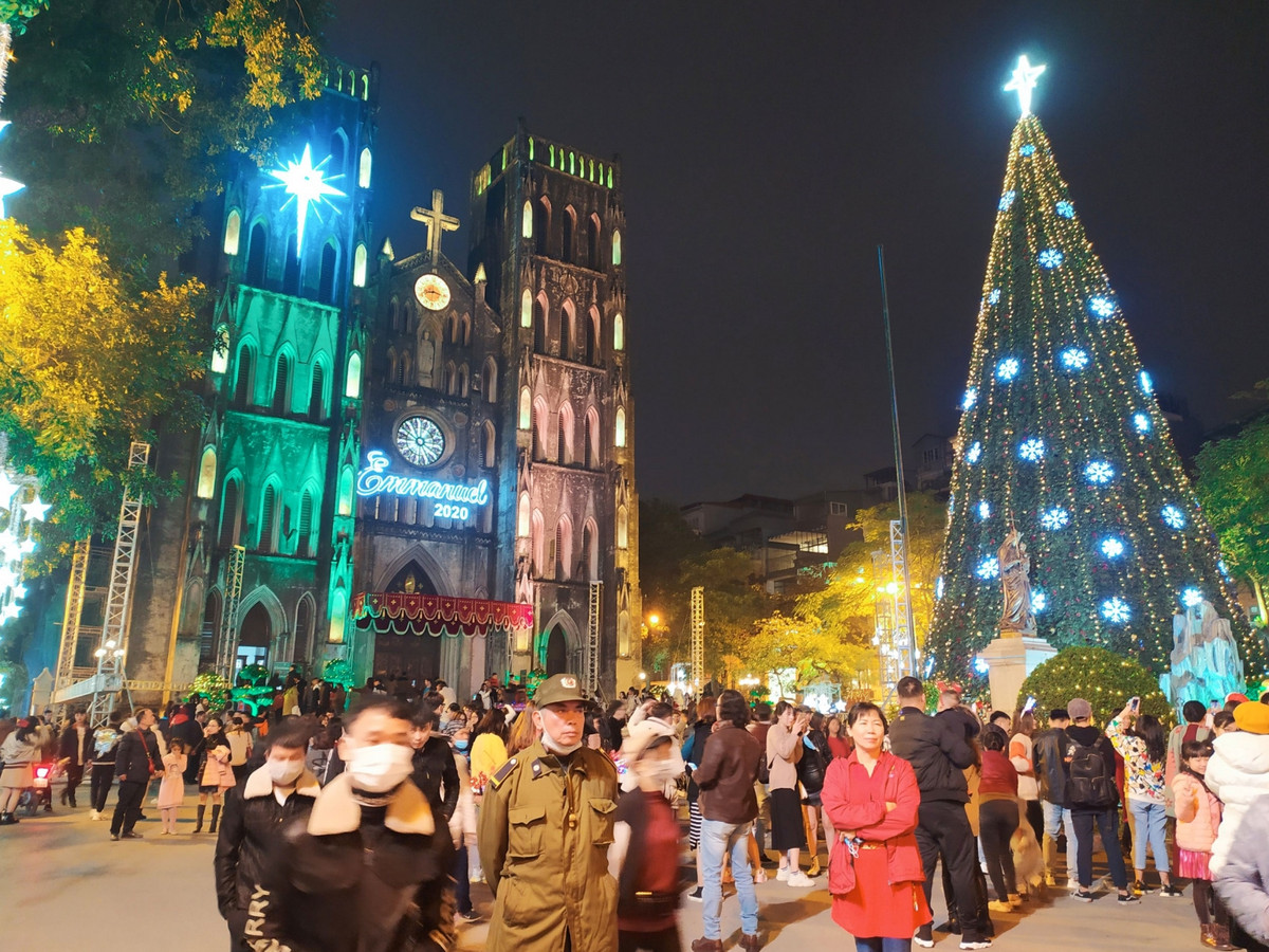 Nhà thờ Lớn là một trong những địa điểm không thể bỏ qua trong danh sách tham quan của người dân khi đến Hà Nội dịp Giáng sinh.