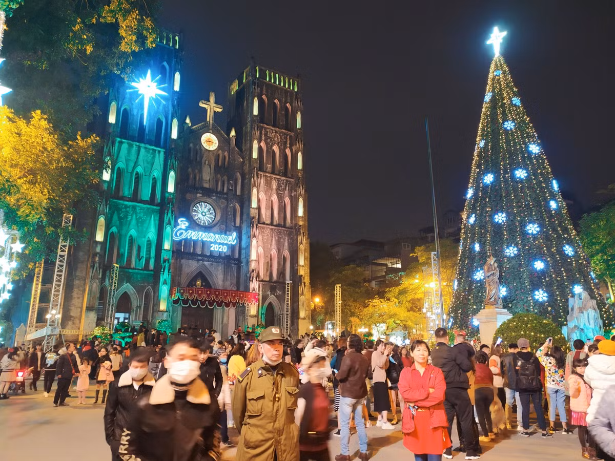 Nhà thờ Lớn là một trong những địa điểm không thể bỏ qua trong danh sách tham quan của người dân khi đến Hà Nội dịp Giáng sinh.