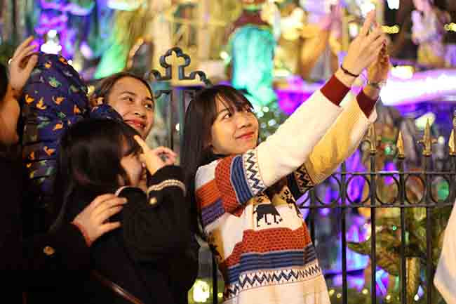 Nơi đây thu hút nhiều du khách, người dân, đặc biệt là các bạn trẻ ghé thăm. 