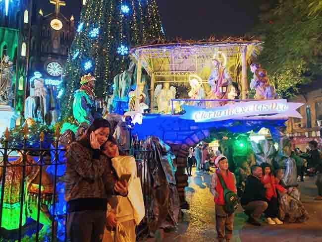 Vào dịp Giáng sinh, nơi đây trở nên lộng lẫy hơn khi được trang trí nhiều đèn nháy, cây thông Noel, hang đá...
