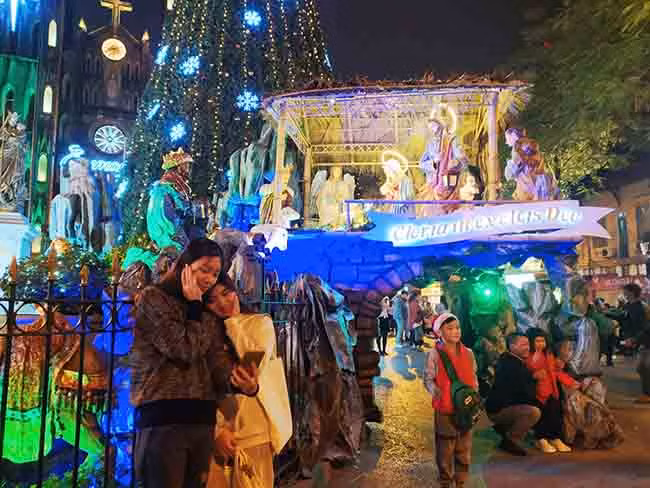 Vào dịp Giáng sinh, nơi đây trở nên lộng lẫy hơn khi được trang trí nhiều đèn nháy, cây thông Noel, hang đá...