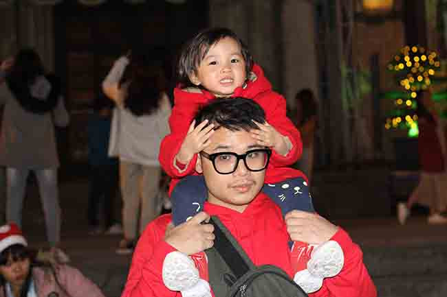 Nhiều em nhỏ cũng được người thân đưa đến Nhà thờ Lớn để hòa mình vào không khí Giáng sinh.