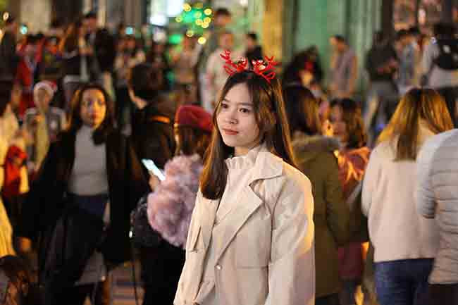 Mặc dù chưa chính thức đến Giáng sinh nhưng nhiều người dân đã đổ về đây để tham quan. 