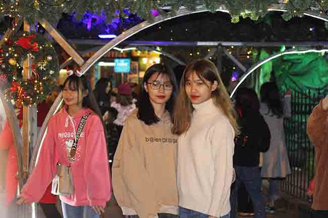 Giới trẻ mặc những bộ trang phục đẹp đặc trưng dịp giáng sinh, đổ về khu vực này để vui chơi, chụp ảnh để lưu giữ những kỷ niệm.