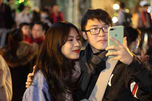 Nhiều bạn trẻ tranh thủ lưu giữ lại những khoảng khắc đẹp trong dịp cận Giáng sinh. 