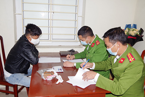  Trộm 60 triệu của người đi cùng xe khách từ Nội Bài về Hà Nam: Lợi dụng lúc hành khách xuống xe vào Trạm dừng nghỉ Trường Sơn, thuộc địa phận thôn Triệu xá, xã Liêm Tuyền, tỉnh Hà Nam có sơ hở trong việc quản lý tài sản, Trương Văn Bình (SN 1984) đã nổi lòng tham lấy trộm ví của anh Sơn trong ví có số tiền 60 triệu đồng, rồi tẩu thoát. Hôm nay, Công an tỉnh Hà Nam đã bắt giữ Bình để điều tra về hành vi trộm cắp tài sản.