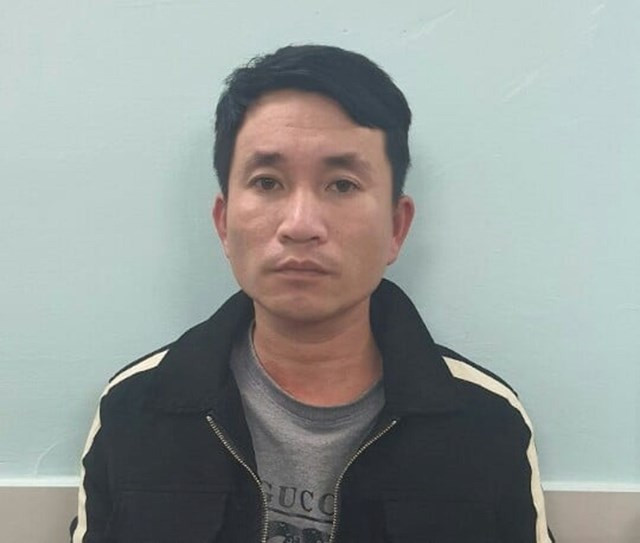  Bắt người chồng tạt hóa chất gây thương tích vợ cũ: Chiều 26/12, Công an thị xã Điện Bàn, tỉnh Quảng Nam đã khởi tố, bắt tạm giam Nguyễn Hữu Hà (32 tuổi), trú quận Ngũ Hành Sơn, TP Đà Nẵng vì tạt hóa chất gây thương tích cho vợ cũ. Ngày 18/12, chị Nguyễn Thị D. (31 tuổi), trú quận Sơn Trà, TP Đà Nẵng điều khiển xe máy chạy trên đường thuộc thị xã Điện Bàn (Quảng Nam) thì bị Hà tạt hóa chất vào mặt chị D. gây thương tích.