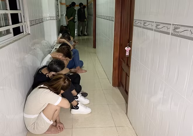  Mở tiệc “bay lắc” trong khách sạn giữa đêm Noel: Khoảng 1h20 ngày 25/12, Công an tỉnh An Giang kiểm tra hành chính nhà nghỉ “P.Đ.” (thuộc khóm Bình Khánh 5, phường Bình Khánh, TP Long Xuyên), phát hiện 14 đối tượng nam, nữ (từ 18 đến 32 tuổi) trú tại nhiều địa phương, đang thuê phòng 401 và 403, có biểu hiện sử dụng trái phép chất ma túy. Qua test nhanh 14 đối tượng trên, có 10 đối tượng dương tính với chất ma túy.