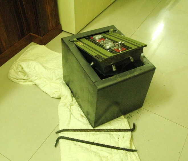  Kẻ gian đột nhập trộm két sắt trị giá gần 1,6 tỷ đồng: Hôm nay, một gia đình tại quận Gò Vấp, TP HCM tới Công an trình báo về việc bị 1 nhóm đối tượng đi ô tô dùng cây sắt cạy cửa, đột nhập vào nhà lấy trộm két sắt chứa gần 1,6 tỷ đồng cùng nhiều tài sản khác rồi tẩu thoát xảy ra vào sáng 22/12. Theo trình báo, tài sản trong két sắt bị mất gồm: 400 triệu đồng tiền Việt, 50.000 USD cùng nhiều giấy tờ quan trọng. Tổng tài sản bị mất gần 1,6 tỷ đồng.