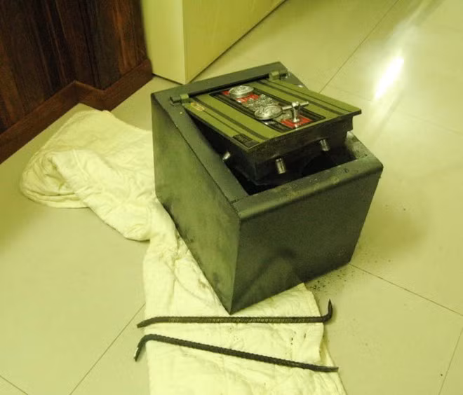  Kẻ gian đột nhập trộm két sắt trị giá gần 1,6 tỷ đồng: Hôm nay, một gia đình tại quận Gò Vấp, TP HCM tới Công an trình báo về việc bị 1 nhóm đối tượng đi ô tô dùng cây sắt cạy cửa, đột nhập vào nhà lấy trộm két sắt chứa gần 1,6 tỷ đồng cùng nhiều tài sản khác rồi tẩu thoát xảy ra vào sáng 22/12. Theo trình báo, tài sản trong két sắt bị mất gồm: 400 triệu đồng tiền Việt, 50.000 USD cùng nhiều giấy tờ quan trọng. Tổng tài sản bị mất gần 1,6 tỷ đồng.