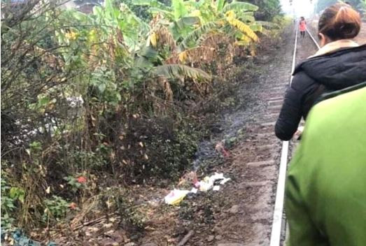 Phat hien thi the be trai nang 2 kg khong manh vai che than