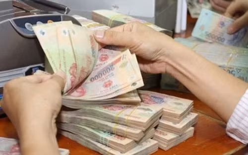  Thủ quỹ "thụt két" công ty lấy 11 tỷ đồng: Bà Trịnh Hữu Tú Trân (42 tuổi, ngụ huyện Hóc Môn, TP HCM - Thủ quỹ một công ty) đã tham ô của công ty gần 11 tỷ đồng. Bà Trân được giao nhiệm vụ quản lý thu chi tiền mặt, chìa khoá két sắt của công ty. Lợi dụng việc này bà Trân đã qua mặt lãnh đạo công ty chiếm đoạt 3 tỷ đồng tiền mặt để tiêu xài cá nhân. Hôm nay, Công an TP HCM đã khởi tố bị can, bắt tạm giam đối với Trân. (Ảnh minh họa).