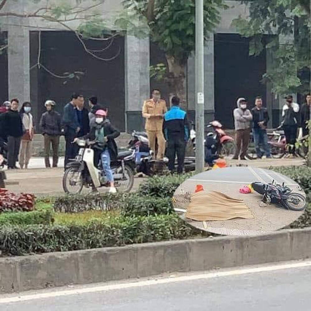  Đi lễ lúc sáng sớm, người phụ nữ lái xe máy tông vào gốc cây tử vong: Khoảng 5h40 ngày 23/12, chị Phạm Thu Tr. (SN 1980, ở phường Nghĩa Đô, quận Cầu Giấy, Hà Nội) điều khiển chở người ngồi sau xe là Bùi Thị Vân H. (SN 1981, trú quận Cầu Giấy) lưu thông từ Thiên Đường Bảo Sơn - Văn Phú (quận Hà Đông) đã tông vào gốc cây. Hậu quả, chị Phạm Thu Tr. tử vong tại chỗ. 