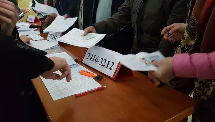 Bàn làm việc này là nơi làm thủ tục cho các bị hại có số thứ tự từ 2416 đến 3212. 