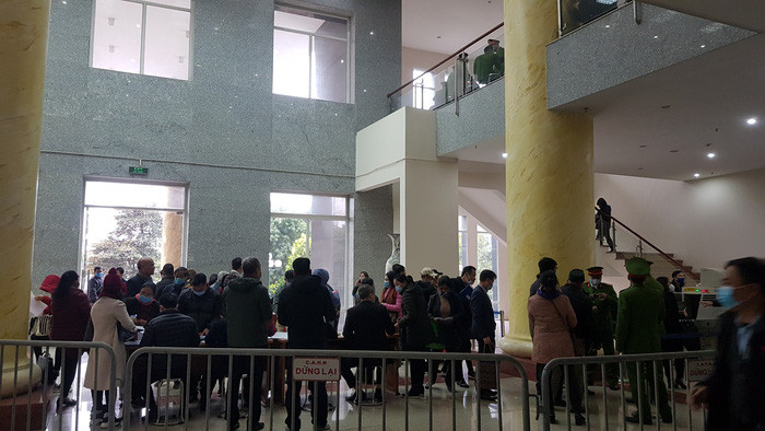 Toàn cảnh khu vực làm thủ tục cho bị hại tham dự phiên tòa. 