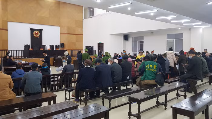 Một góc bên trong phòng xét xử vụ án lừa đảo chiếm đoạt tài sản.