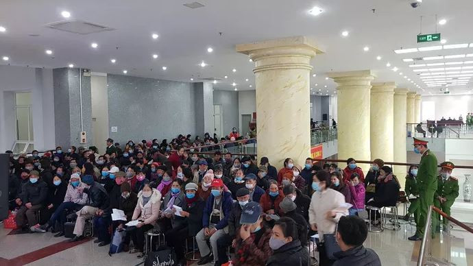 Hàng trăm bị hại được HĐXX bố trí ngồi bên ngoài phòng xử để theo dõi diễn biến phiên tòa qua màn hình lớn. 