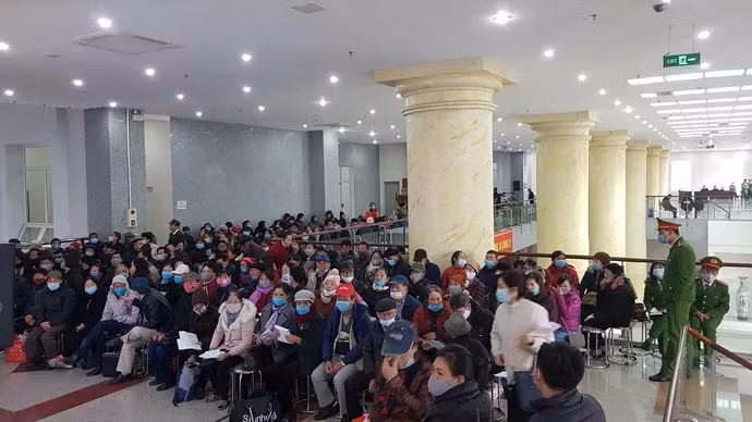 Hàng trăm bị hại được HĐXX bố trí ngồi bên ngoài phòng xử để theo dõi diễn biến phiên tòa qua màn hình lớn. 