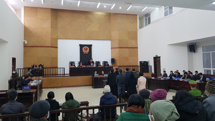 Đến 8h45 phút, Chủ tọa phiên tòa thay mặt HĐXX tuyên bố khai mạc phiên tòa. Phiên tòa này dự kiến diễn ra trong 10 ngày, từ ngày 21/12 đến 31/12. 