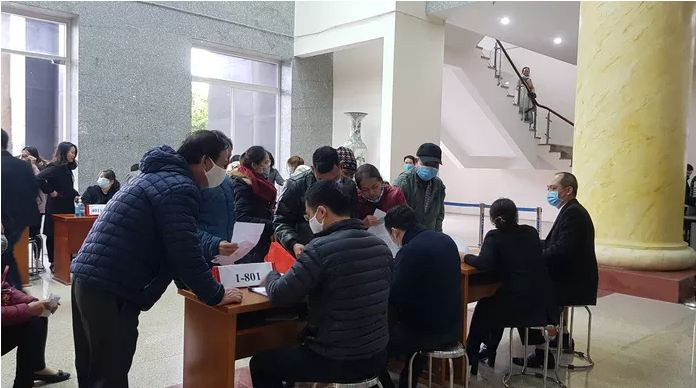 Mặc dù chưa công bố số liệu chính thức, nhưng theo quan sát của phóng viên, trong số các bị hại có mặt tại tòa thì phần đông là người lớn tuổi. 