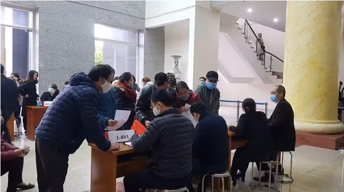 Mặc dù chưa công bố số liệu chính thức, nhưng theo quan sát của phóng viên, trong số các bị hại có mặt tại tòa thì phần đông là người lớn tuổi. 