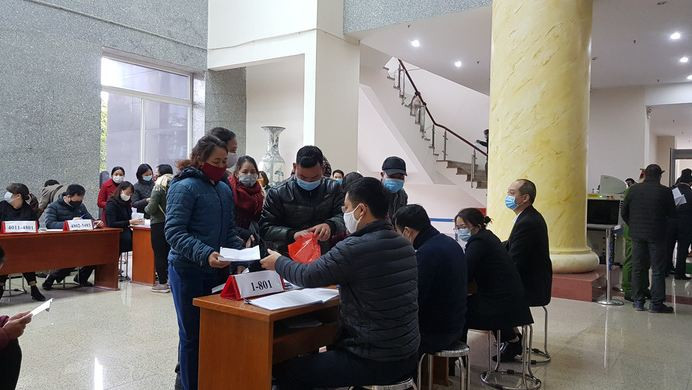 Một nữ bị hại đang làm thủ tục để lên phòng xử án. 