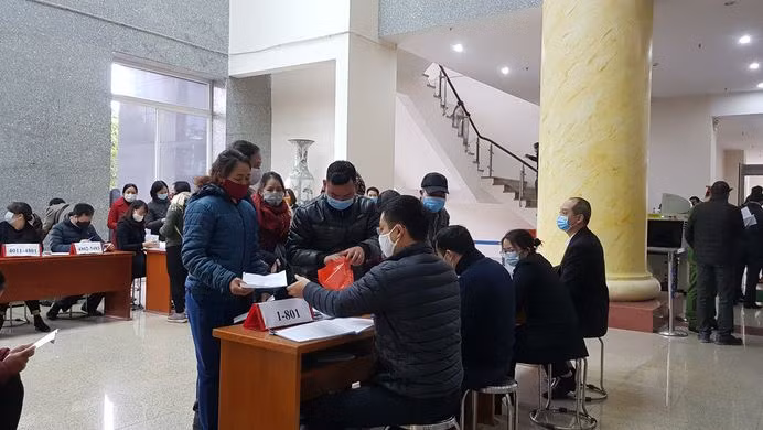 Một nữ bị hại đang làm thủ tục để lên phòng xử án. 