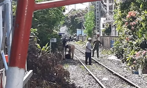  Người phụ nữ bị tàu tông tử vong: Trưa 24/12, một người phụ nữ (khoảng 55 tuổi) đi bộ qua đường ray thuộc phường 8, quận Phú Nhuận, TP.HCM để phơi quần áo. Lúc này, đoàn tàu SE22 chạy hướng ga Sài Gòn (quận 3) lao tới tông trúng người phụ nữ. Đoàn tàu đã hất tung người phụ nữ này khiến nạn nhân tử vong tại chỗ. 