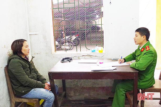  "Nữ quái" bị bắt sau khi sau 30 phút nhận được tin báo trộm vàng: Chỉ trong vòng 30 phút nhận được tin báo của nạn nhân ngày 23/12, Công an thị trấn Xuân An, tỉnh Hà Tĩnh đã bắt giữ đối tượng Nguyễn Thị Loan (SN 1985, trú phường Trung Lương, TX Hồng Lĩnh) đã có hành vi đột nhập lấy trộm 4 chỉ vàng (trị giá khoảng 22 triệu đồng) của nhà dân trên địa bàn. Hôm nay, Công an thị trấn Xuân An đã khởi tố bị can đói với Loan để điều tra về tội "Trộm cắp tài sản".