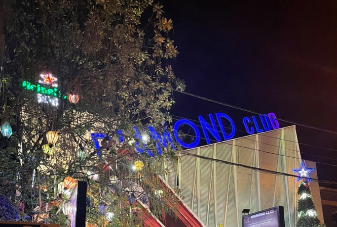  Phát hiện hơn 100 khách 'lắc lư' trong quán bar: Khoảng 23h30 ngày 23/12, Công an TP Tam Kỳ, Quảng Nam đã đột kích vào quán bar Diamond Club trên đường Trương Chí Cương (phường Hòa Thuận, TP Tam Kỳ) do ông Hoàng Văn Nhân (30 tuổi, trú TP Tam Kỳ) làm chủ thì phát hiện hơn 100 khách đang nhảy nhót, lắc lư theo tiếng nhạc. Tiến hành test nhanh, lực lượng chức năng phát hiện 27 đối tượng (độ tuổi từ 18 đến 41 tuổi, chủ yếu ở TP Tam Kỳ, huyện Núi Thành và TP Đà Nẵng) dương tính với chất ma túy. 