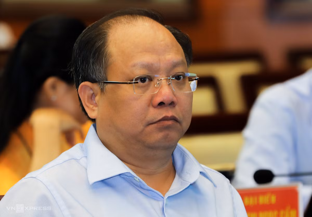 Dinh chi chuc vu ong Tat Thanh Cang