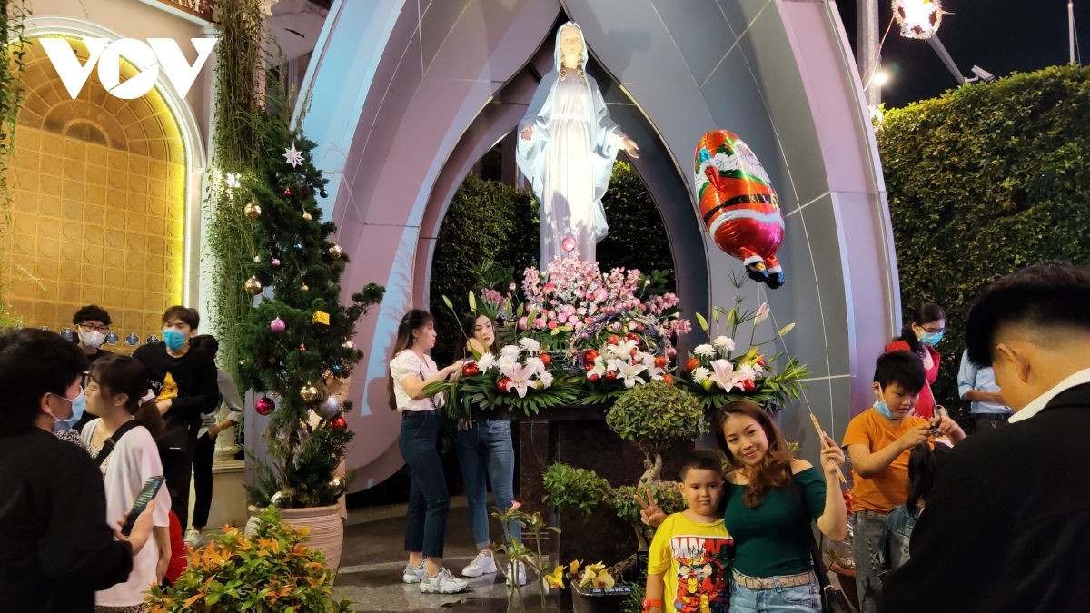 TP HCM dong vui, nhon nhip trong dem Giang sinh-Hinh-12