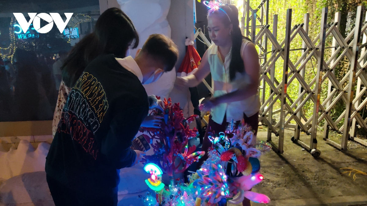 TP HCM dong vui, nhon nhip trong dem Giang sinh-Hinh-8