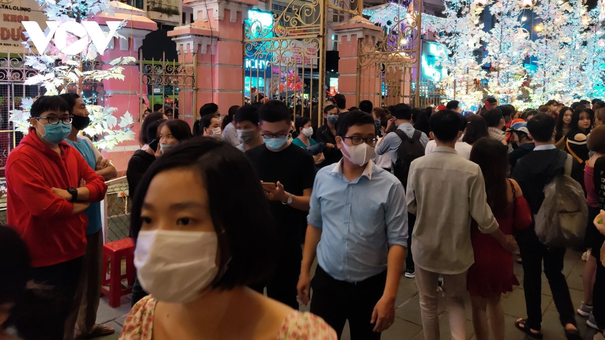 TP HCM dong vui, nhon nhip trong dem Giang sinh-Hinh-5