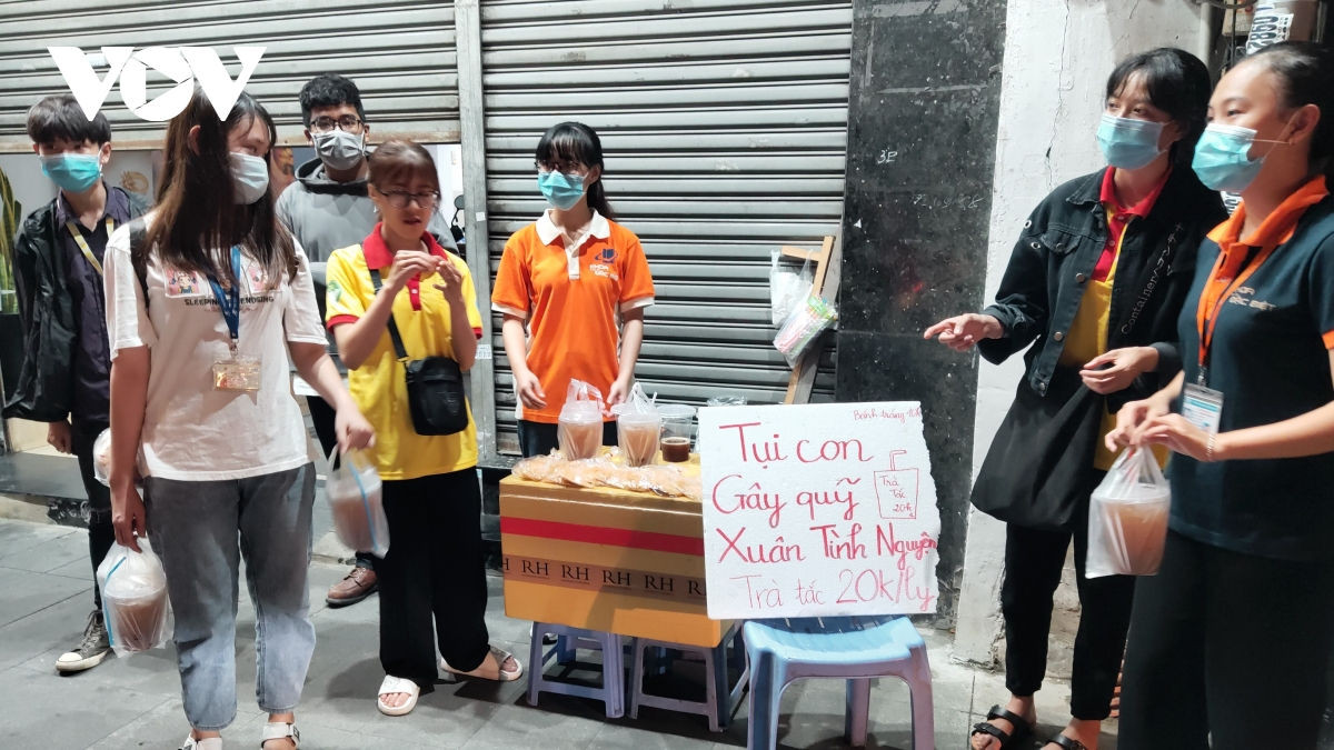 TP HCM dong vui, nhon nhip trong dem Giang sinh-Hinh-7