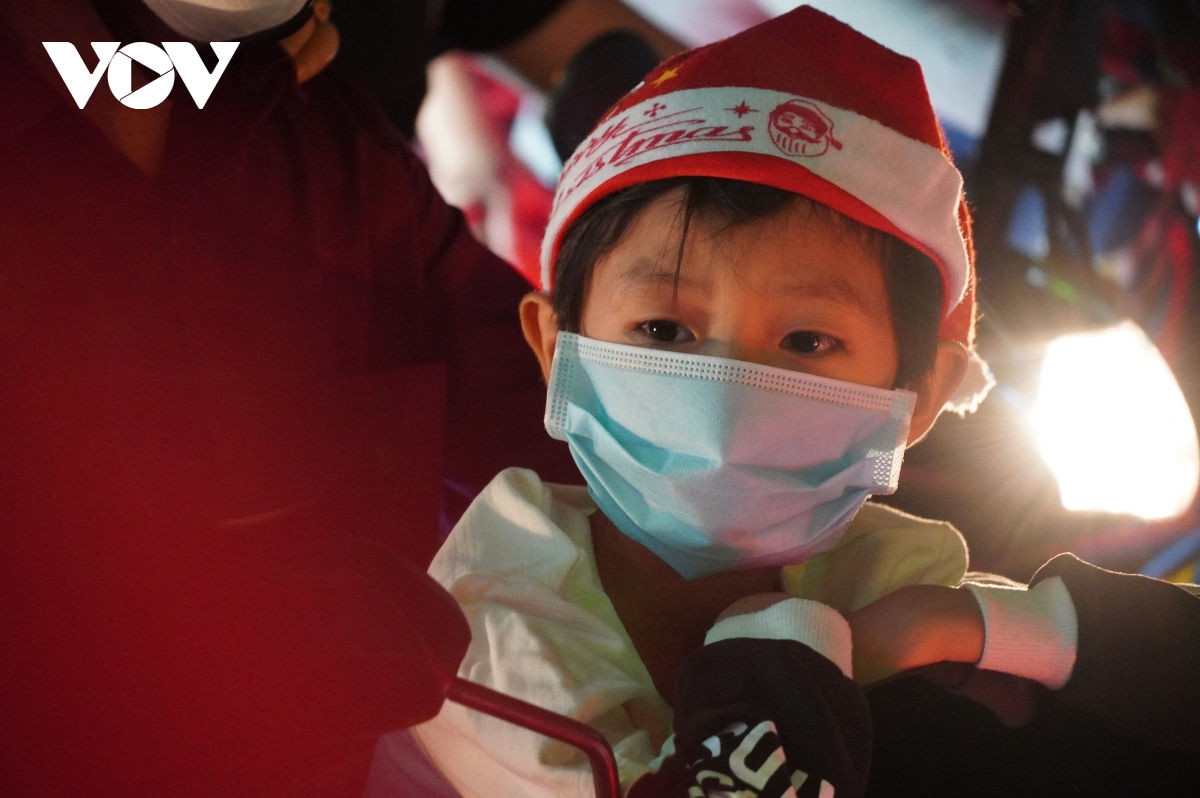 TP HCM dong vui, nhon nhip trong dem Giang sinh-Hinh-6