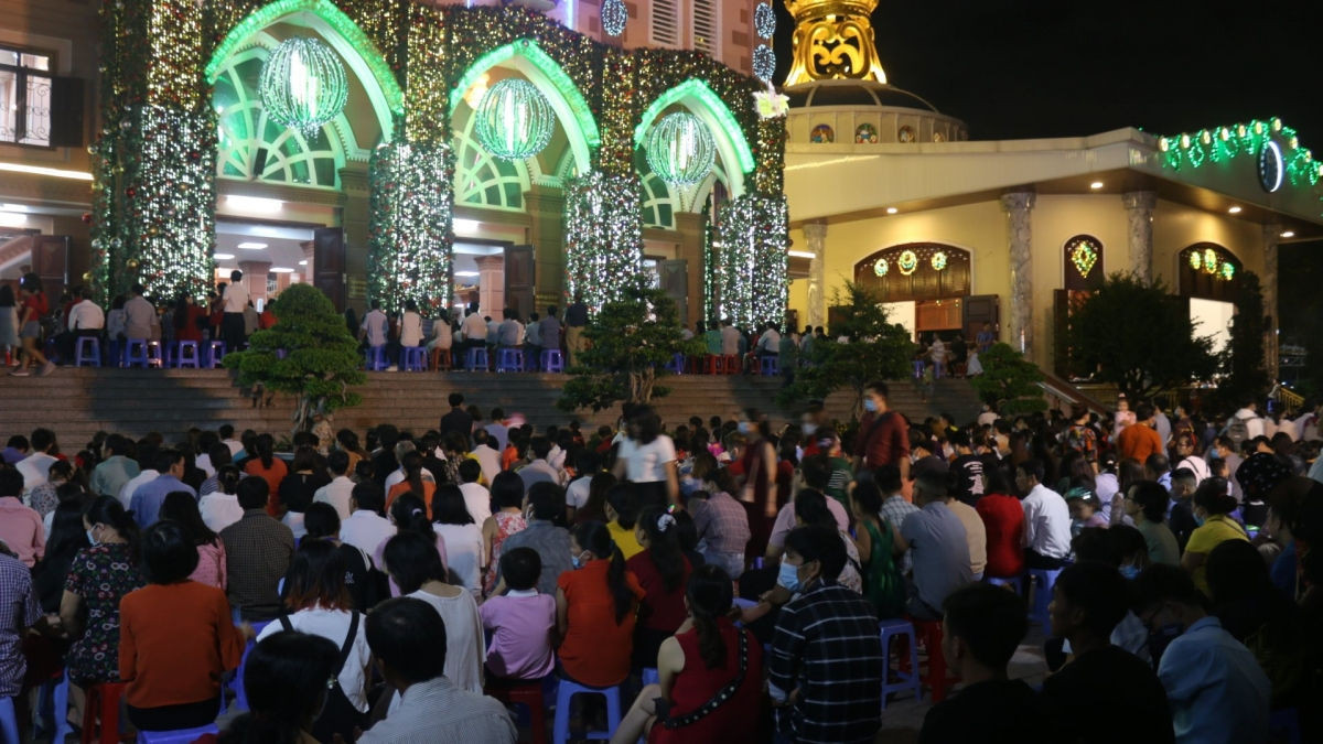 TP HCM dong vui, nhon nhip trong dem Giang sinh