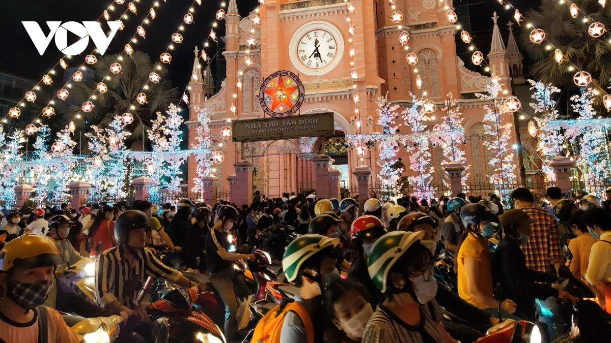 TP HCM dong vui, nhon nhip trong dem Giang sinh-Hinh-9