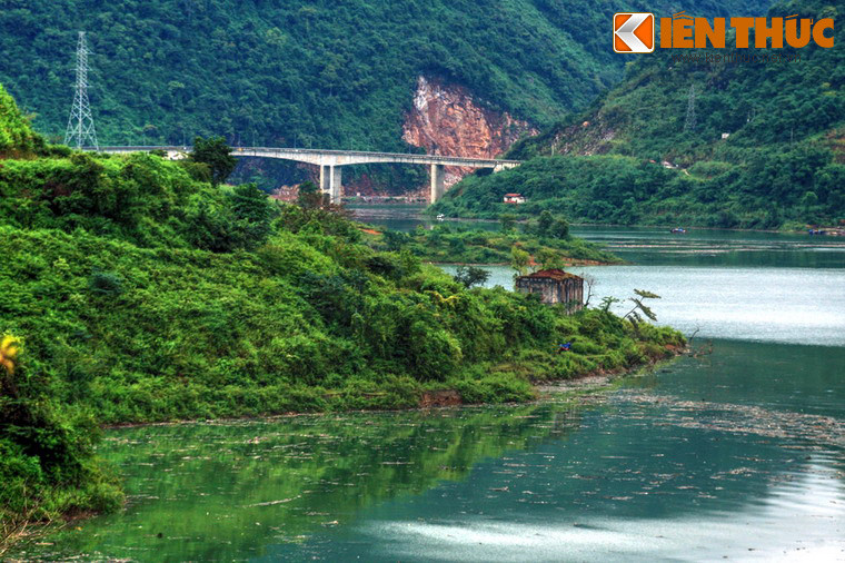 Trước khi xây nó không làm lễ tạ nên Hà bá tức lắm. Hà bá bèn phái cho nước chảy vào đất theo mạch nước ngầm. Hễ thành cứ xây được đến đâu, là nước lại xói mòn nên thành lại bị đổ.