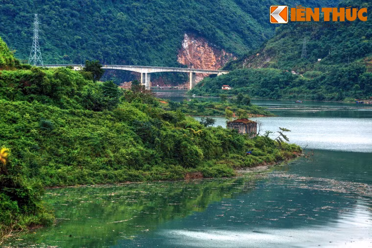 Trước khi xây nó không làm lễ tạ nên Hà bá tức lắm. Hà bá bèn phái cho nước chảy vào đất theo mạch nước ngầm. Hễ thành cứ xây được đến đâu, là nước lại xói mòn nên thành lại bị đổ.