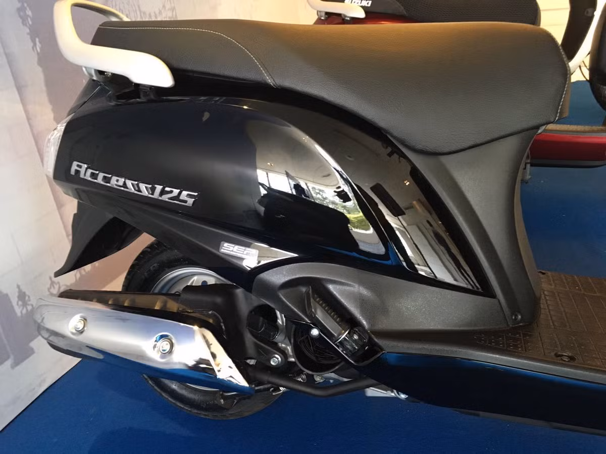 Dù là bản đặc biệt, nhưng Suzuki Access 125 vẫn được trang bị khối động cơ xi-lanh đơn, dung tích 124 cc, sản sinh công suất tối đa 8,58 mã lực tại vòng tua máy 7.000 vòng/phút và mô-men xoắn cực đại 10,2 Nm tại vòng tua máy 5.000 vòng/phút. Động cơ kết hợp với hộp số CVT.
