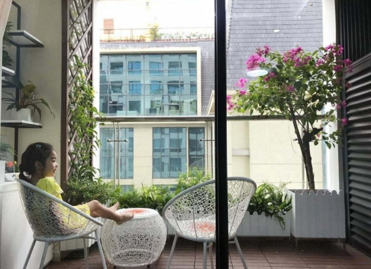 Trong căn hộ của mình Xuân Lan thường xuyên cắm hoa để không gian luôn tươi mới, ấm cúng. Xuân Lan rất thích cây xanh nên cô thường trồng nhiều hoa