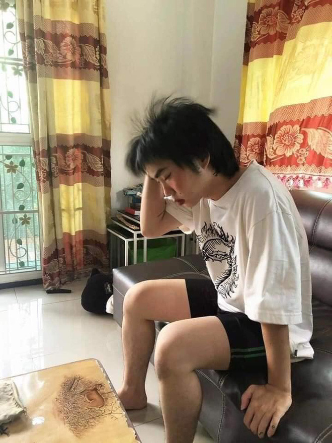 Ác mộng chưa dừng ở đó, điều đáng nói ở đây là ngay sau khi tỉnh dậy, nam thanh niên không hề hay biết màn "tạo hình" hài hước của bạn gái trên khuôn mặt mình nên vẫn thản nhiên lái xe đi ra phố mua đồ trước con mắt hiếu kì của những người xung quanh.