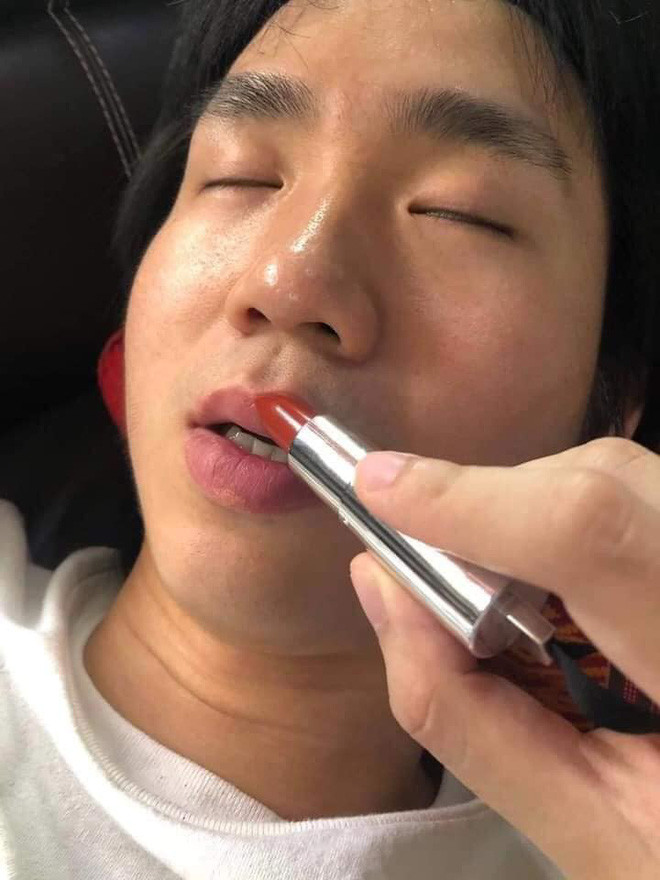 Má hồng đậm, kẻ mắt, đánh son đỏ, thậm chí cô bạn gái này còn "khuyến mại" người yêu 1 nốt ruồi duyên trên má nữa.