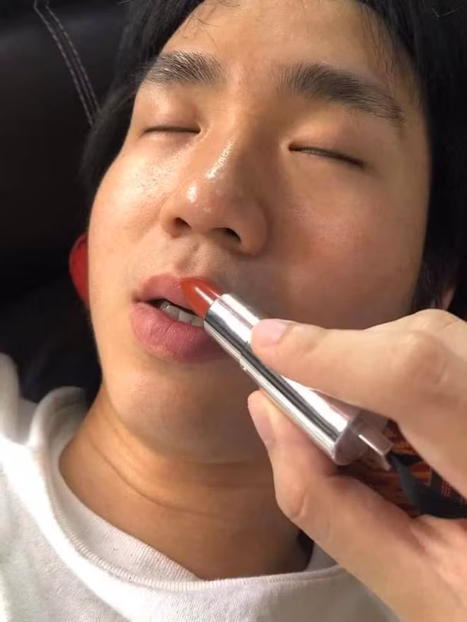 Má hồng đậm, kẻ mắt, đánh son đỏ, thậm chí cô bạn gái này còn "khuyến mại" người yêu 1 nốt ruồi duyên trên má nữa.