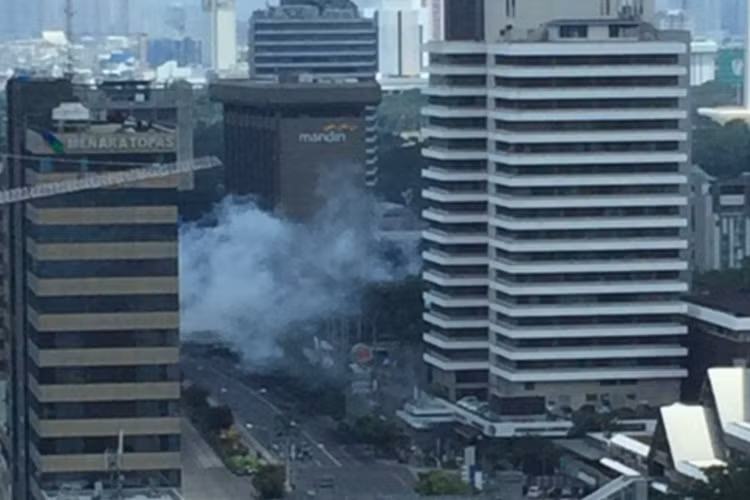 Cảnh sát Jakarta cho biết có ít nhất một kẻ đánh bom tự sát đã gây ra một trong 3 vụ nổ nói trên.