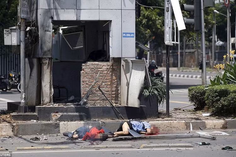 Hai nạn nhân trong một vụ nổ tại trạm cảnh sát ở Jakarta.