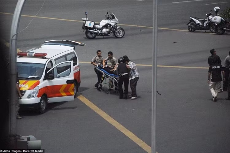 Một nạn nhân được đưa đến bệnh viện.